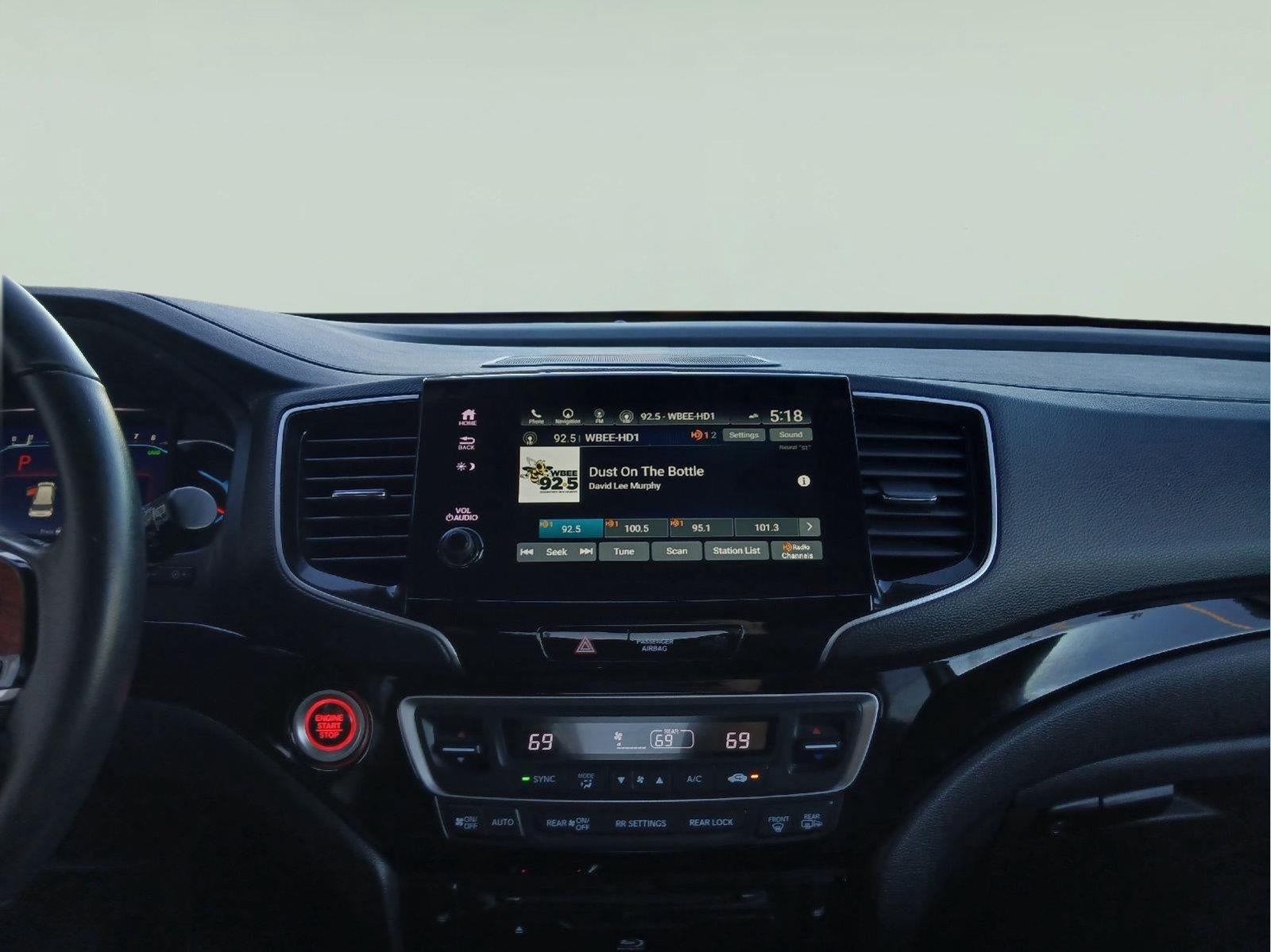 2022 Honda Pilot Touring w/Rear Captain's Chairs
