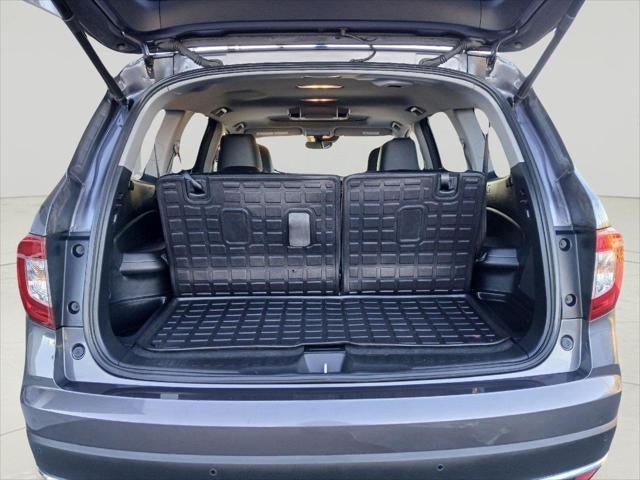 2022 Honda Pilot Touring w/Rear Captain's Chairs