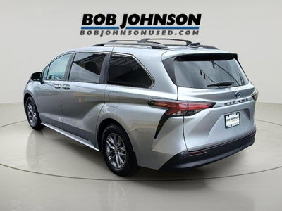2022 Toyota Sienna LE