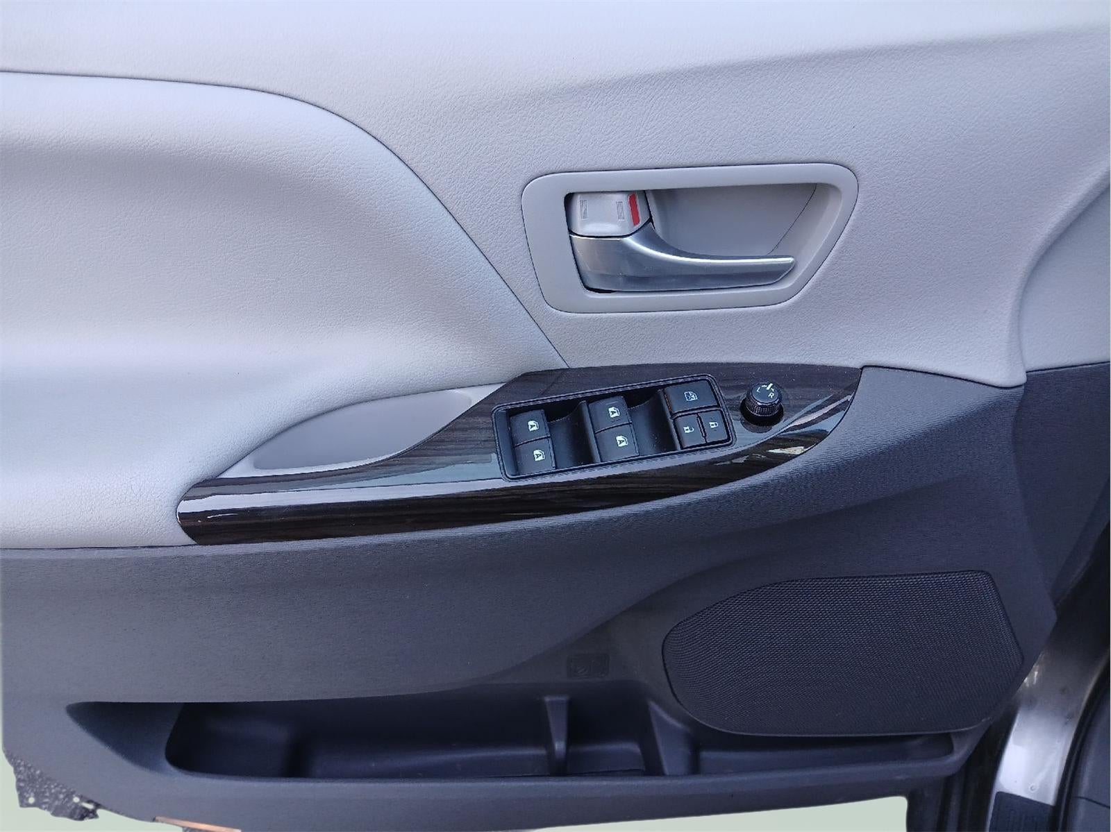 2017 Toyota SIENNA XLE 3.5L XLE 8-Passenger