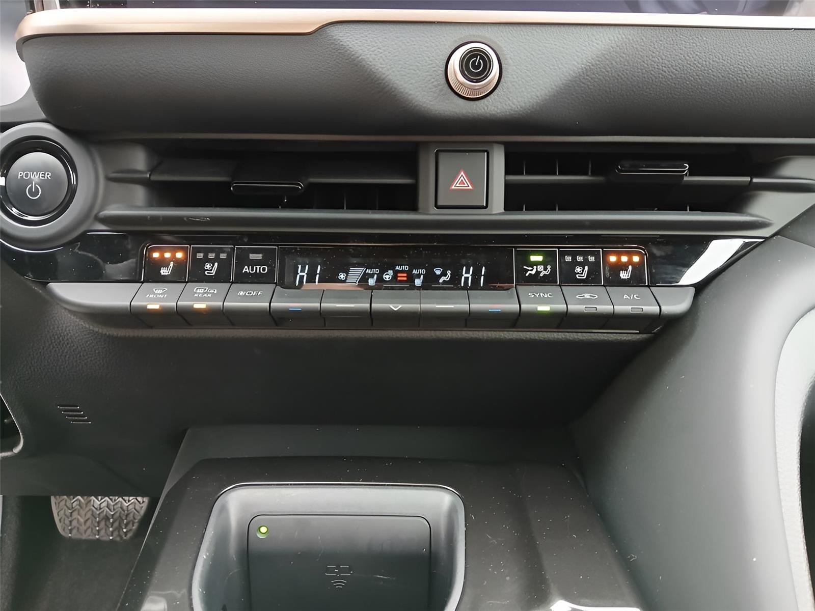 2025 Toyota CROWN SIGNIA XLE