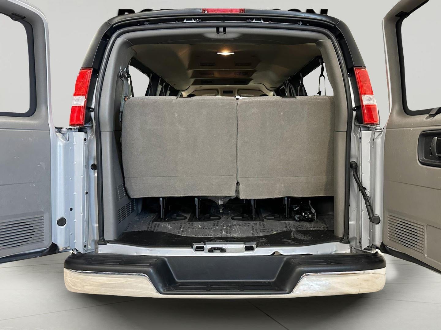 2025 Chevrolet Express Passenger 3500 1LT