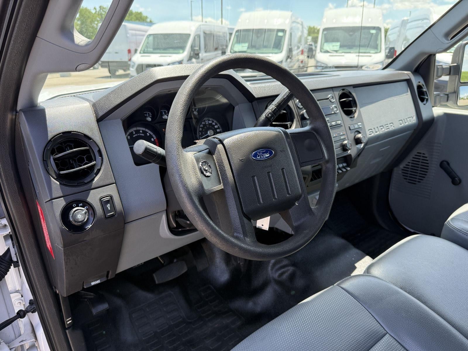2015 Ford F-350 Chassis 2WD Reg Cab 165 WB 84 CA XL