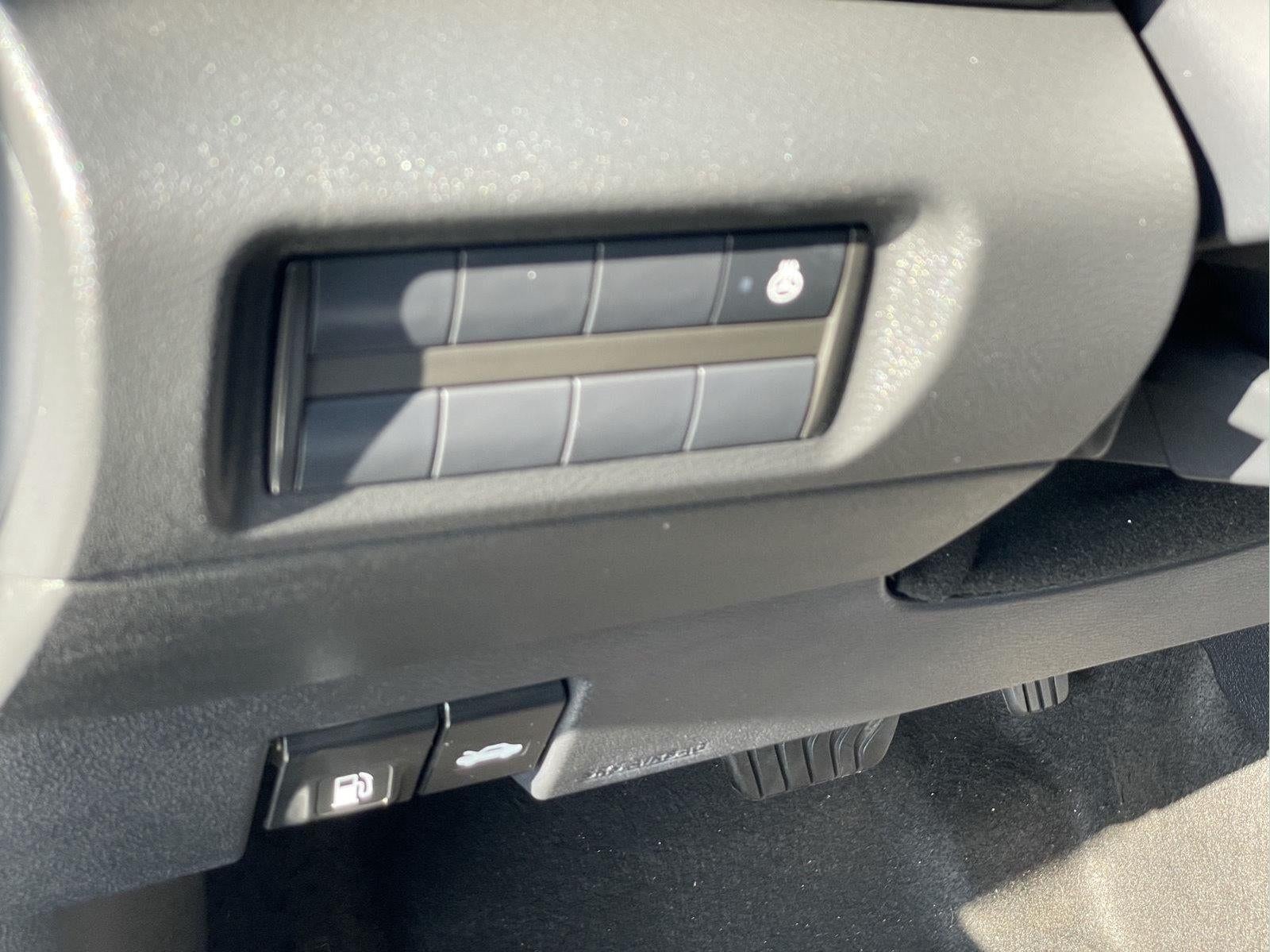 2022 Nissan Kicks SR