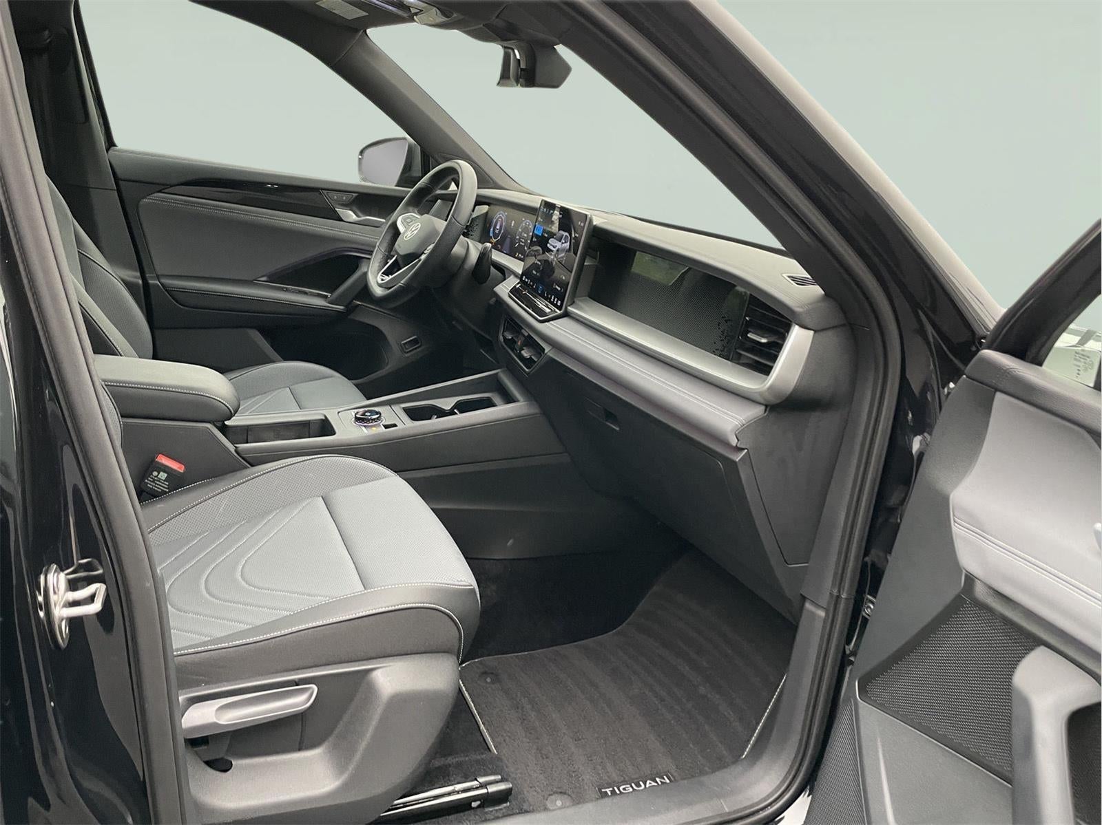 2025 Volkswagen Tiguan SE R-Line Black