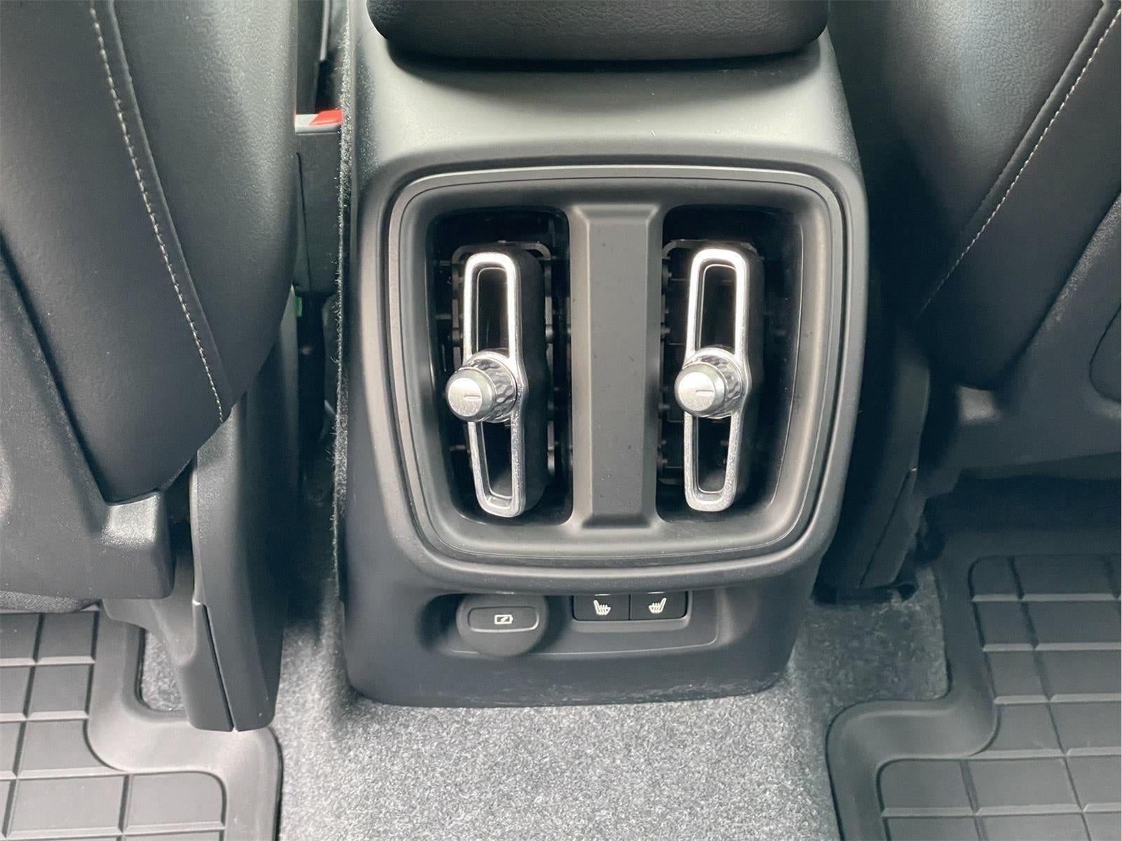 2024 Volvo XC40 Plus Dark Theme