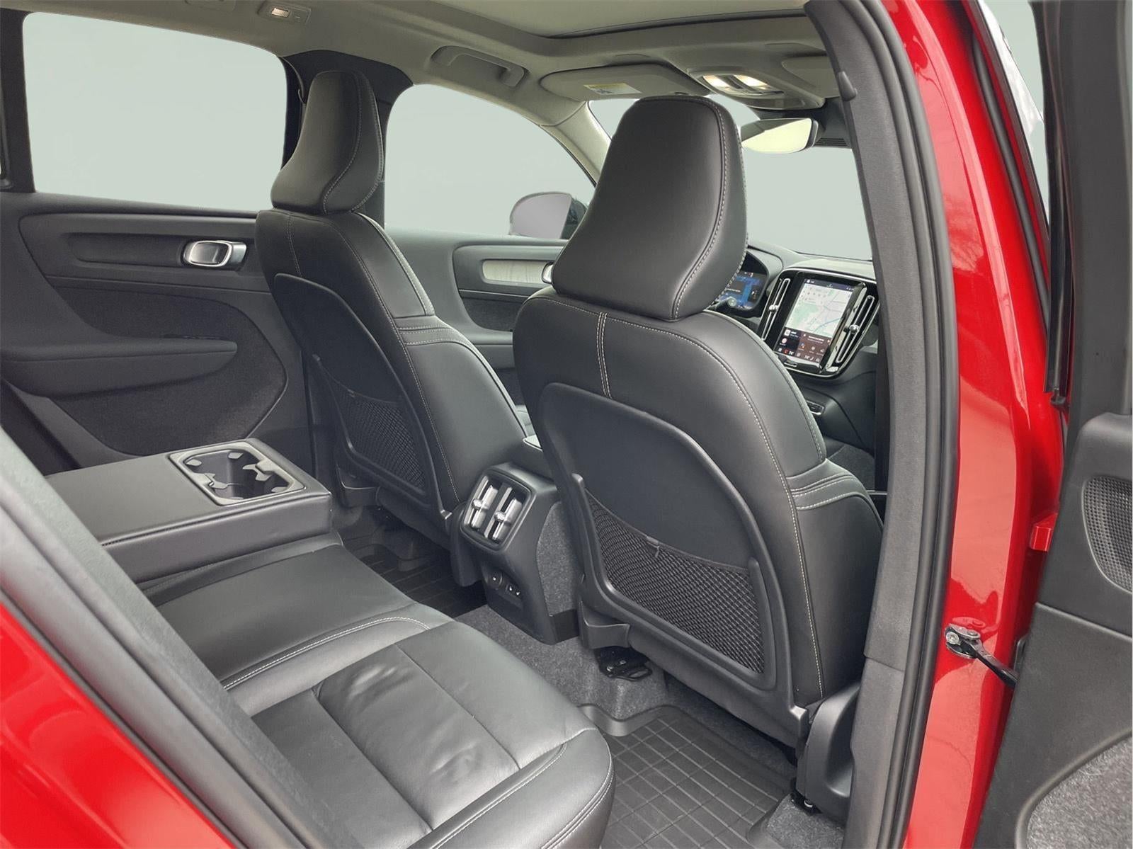 2024 Volvo XC40 Plus Dark Theme